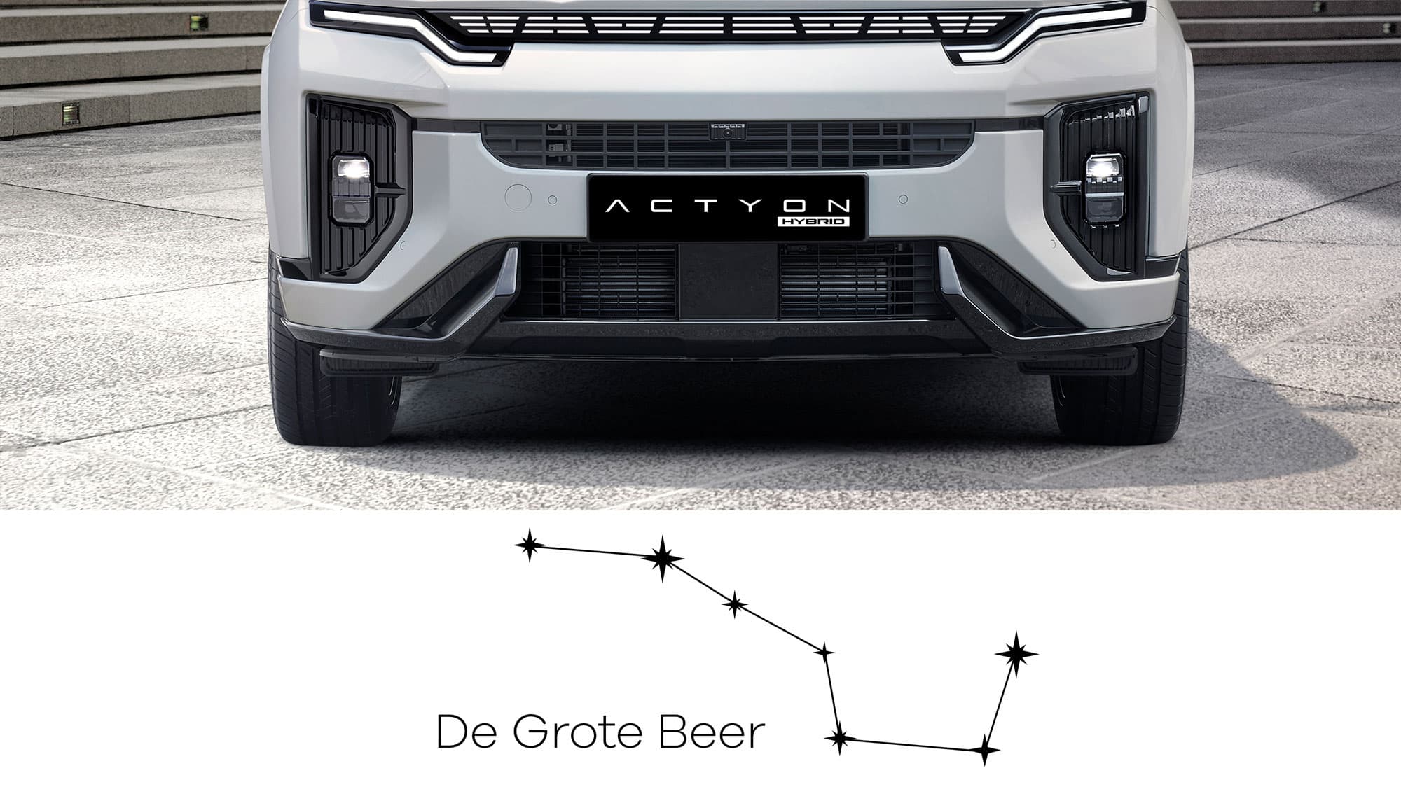 Front view of a white Actyon Hybrid car bumper with license plate above a schematic 'De Grote Beer' (Big Dipper) constellation graphic.
